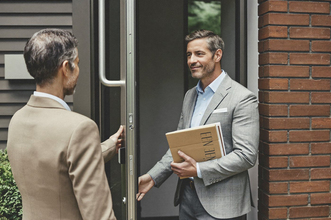 Door-to-Door Vertriebsmitarbeiter von Sales8 im Kundengespräch